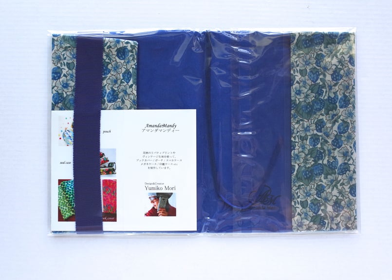 ブックカバーハンドメイド リバティ リバティ文庫サイズブックカバー・アシュテッド（いちご）ブルー