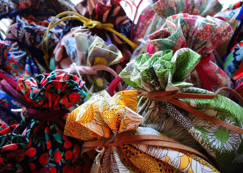 リバティキャンディ巾着・スモールスザンナ・カラフル | Amanda Mandy