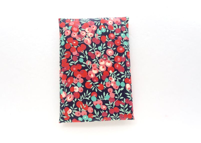 リバティティッシュケース ・ウィルトシャー・レッド | Amanda Mandy