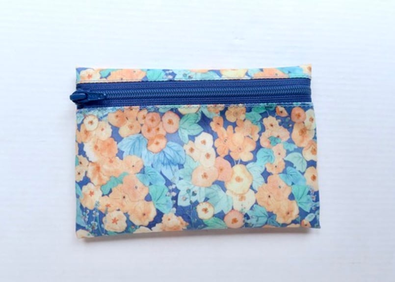 ラミネートポーチ（大）・ホリーホックス・ブルー（リバティプリント