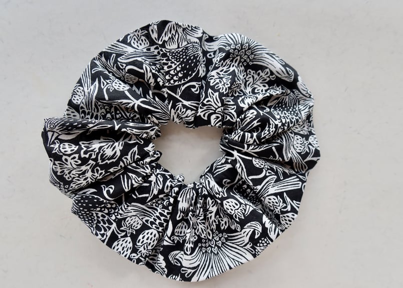 キッズ　リバティ　シュシュ 8cc3f43088c3066175d7eb9db4fc44