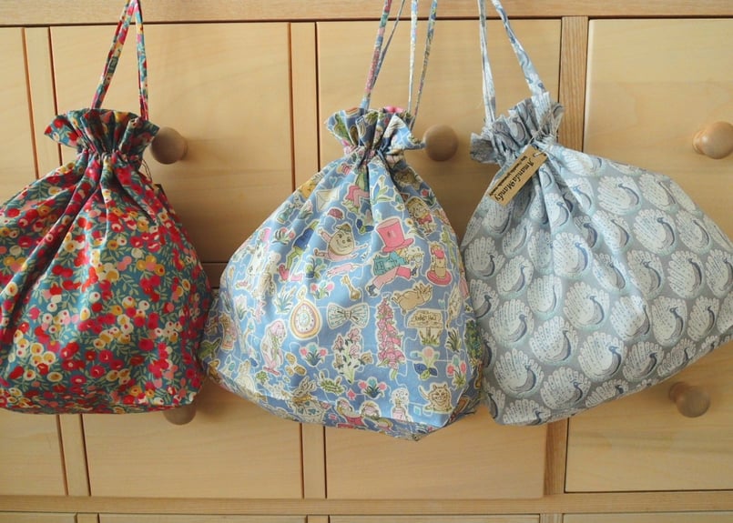 リバティトラベル巾着 ギャリーモジャースレイナード（アリス柄