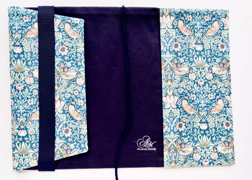 リバティブックカバー大・ストロベリーシーフ | Amanda Mandy