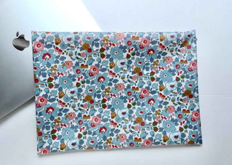 A4ポーチ・ベッツィ（リバティプリント・ラミネート） | Amanda Mandy