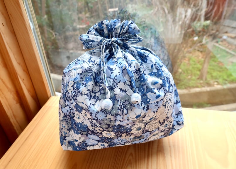 トラベル巾着・ソープ・ブルー（リバティプリント・タナローン