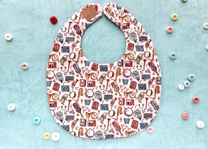 リバティベビースタイ・マイルズ（楽器柄） | Amanda Mandy