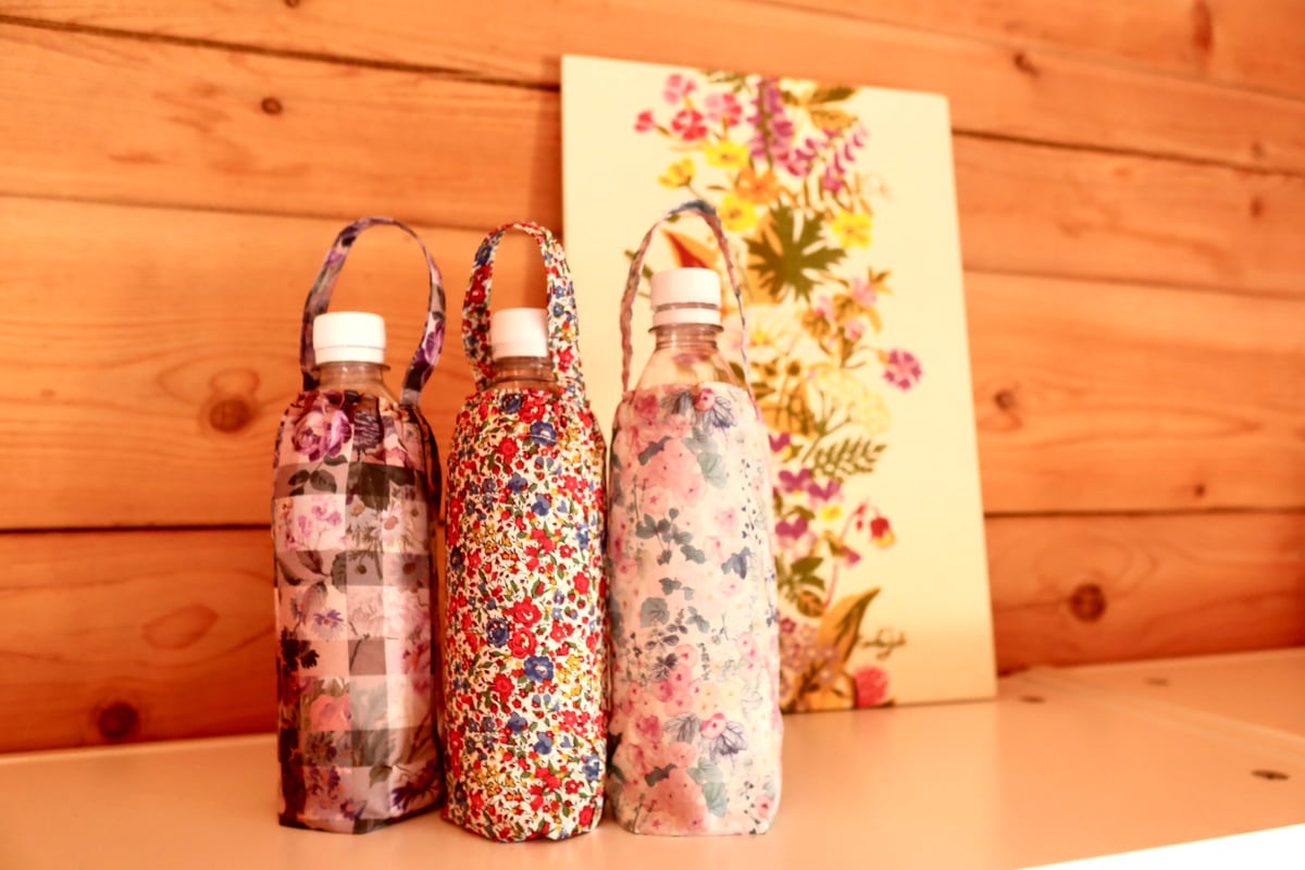 ペットボトルカバー・ジョアンナルイーズ、レッド（リバティプリント