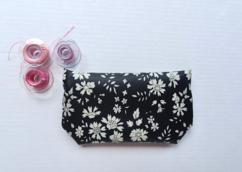 ラミネートポーチ（ミニ）・カペル・ブラック (リバティプリント