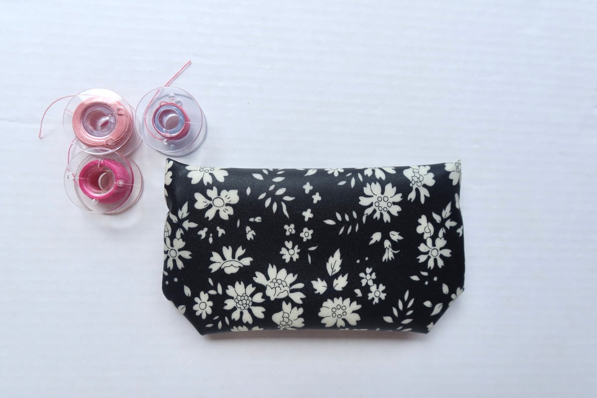 ラミネートポーチ（ミニ）・カペル・ブラック (リバティプリント