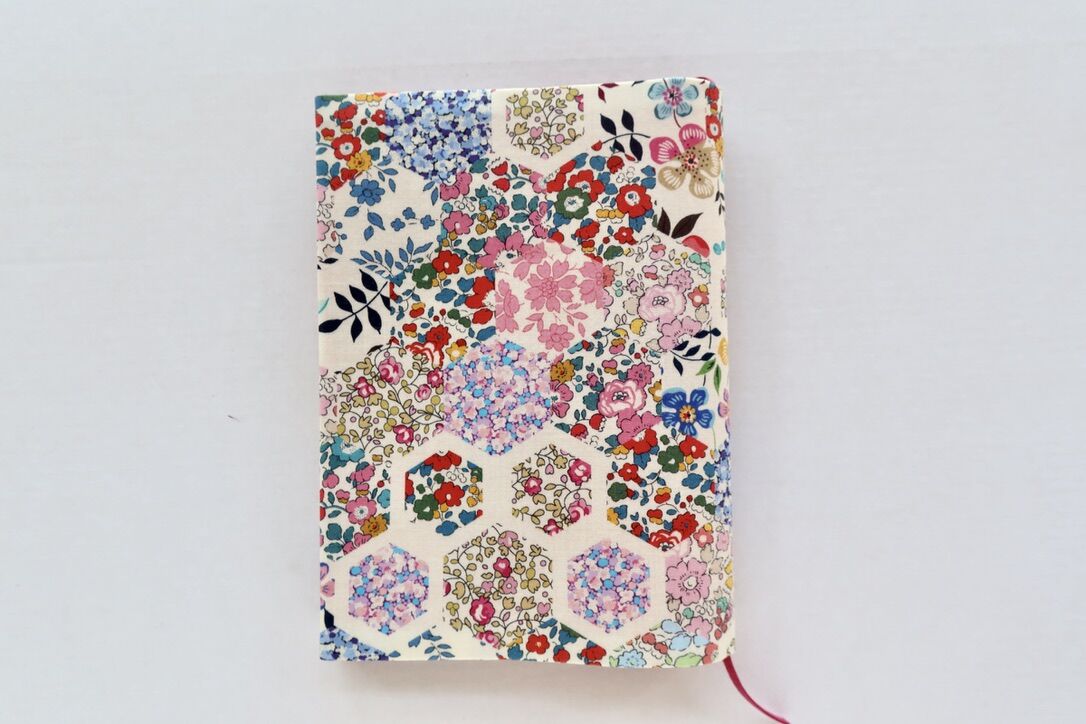 リバティ文庫サイズブックカバー・パッチワークストーリーズ | Amanda