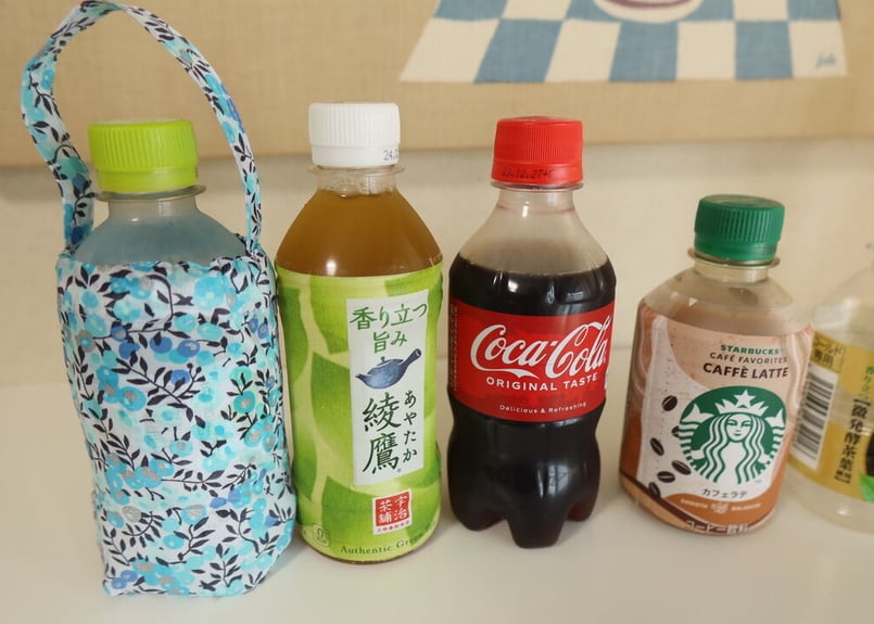 ペットボトルカバー　リバティカーラインローズ／レッド　ハンドメイド ペットボトルカバー リバティカーラインローズ／レッド ハンドメイド