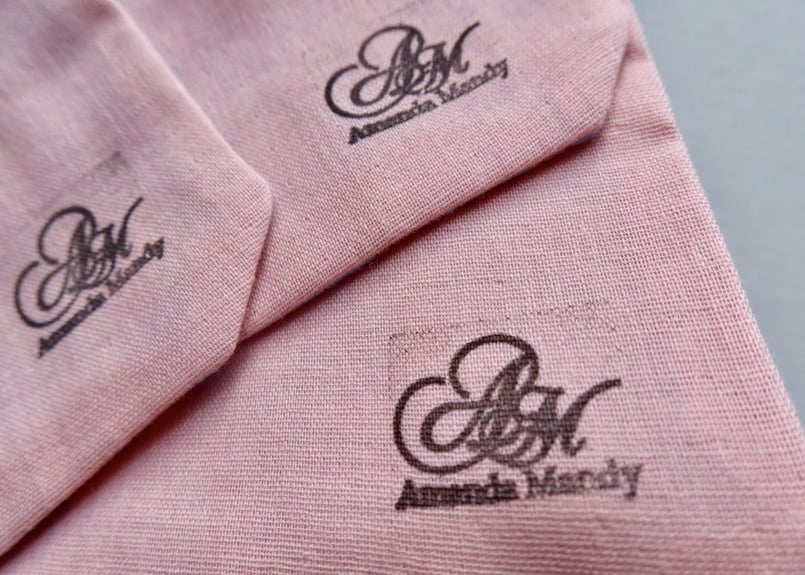 ハンドメイドガーゼハンカチ　リバティ（ドーセットローズ）ピンク×ネイビー ハンドメイドガーゼハンカチ リバティ（ドーセットローズ）ピンク