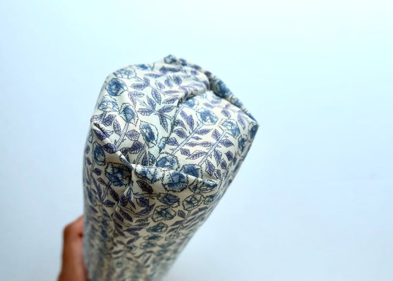 ペットボトルカバー・スリーピングローズ・ブルー（リバティプリント