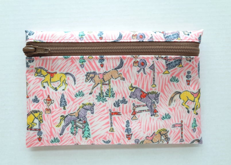 リバティラミネートポーチ（大）ジムカーナ・ピンク | Amanda Mandy