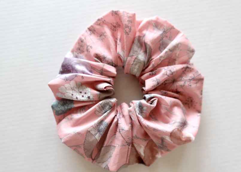 NO.145 ハンドメイドシュシュ　リバティ　花柄　ピンク　手染めビーズ NO.145 ハンドメイドシュシュ リバティ 花柄 ピンク 手染めビーズ