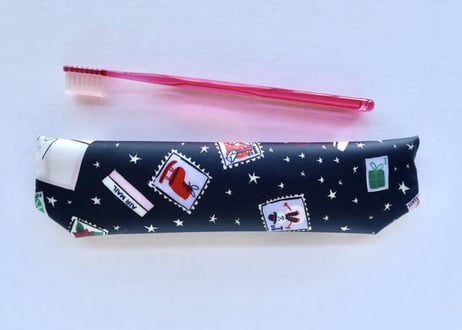 ハブラシポーチ・スタンプドウィズマジック・ブラック（リバティプリント・ラミネート）