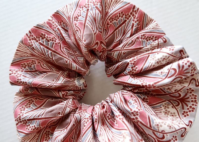 NO.145 ハンドメイドシュシュ　リバティ　花柄　ピンク　手染めビーズ NO.145 ハンドメイドシュシュ リバティ 花柄 ピンク 手染めビーズ NO