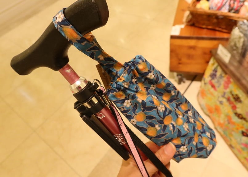 ペットボトルカバー　リバティカーラインローズ/ブルー　本革持ち手　ハンドメイド ペットボトルカバー リバティカーラインローズ/ブルー 本革持ち