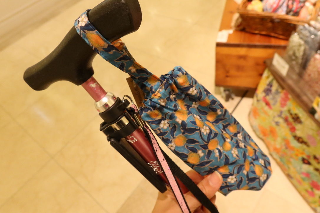 ペットボトルカバー　リバティカーラインローズ/ブルー　本革持ち手　ハンドメイド ペットボトルカバー リバティカーラインローズ/ブルー 本革持ち