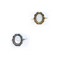 OVAL SHELL FLOWER RING