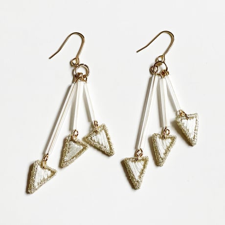 TRIO TRIANGLE SWING PIERCE/EARRING