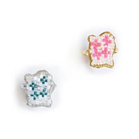 SMOKE WINDOW BEADS RING (FLOWER)