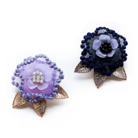 BUBBLE FLORAL PIN BROOCH WITH LEAVES