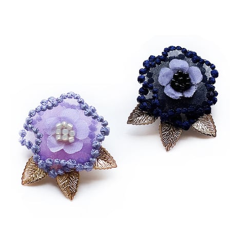 BUBBLE FLORAL PIN BROOCH WITH LEAVES