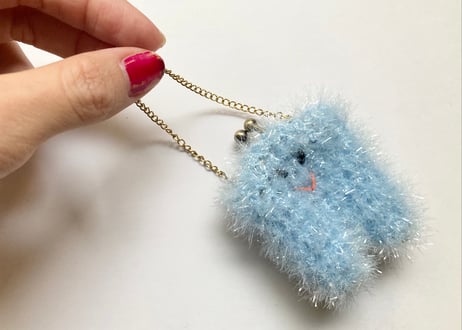 プチイエティがま口ポシェット／全身で幸せを感じているイエティ/口金具ゴールドタイプ