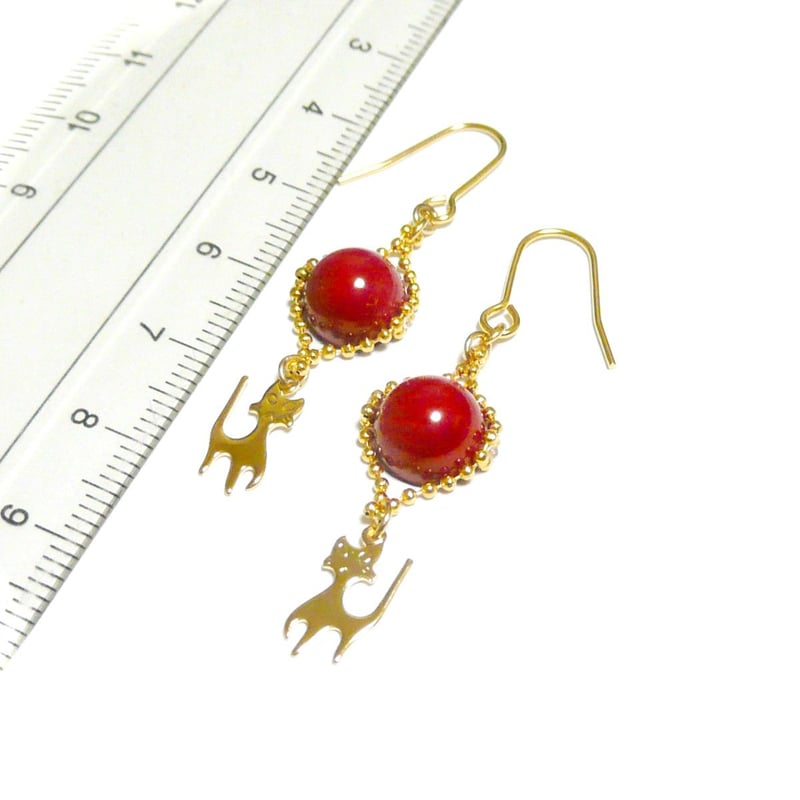 ナマイキにゃんこ】小さな猫と赤珊瑚のピアス/金色 | ジュエルビアンカ