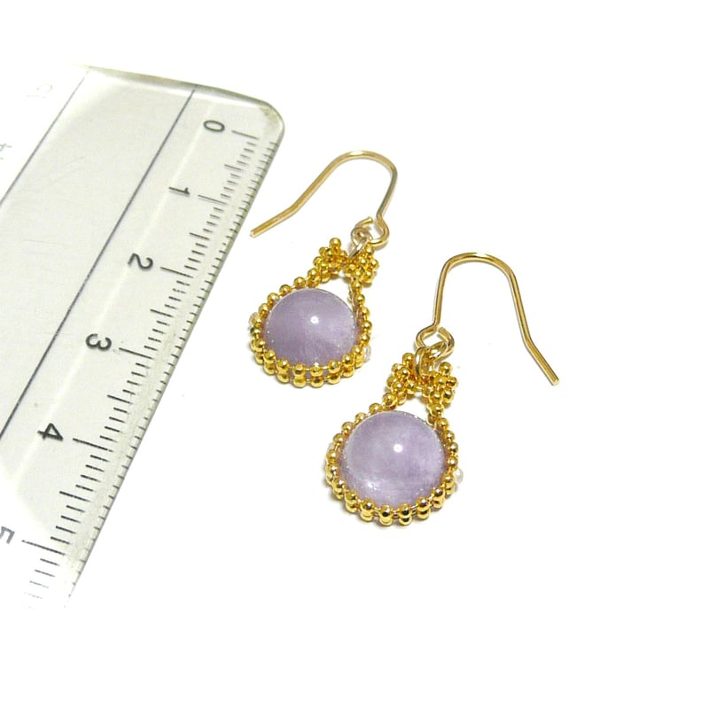 ホワイトシェル猫さんとラベンダーアメジストと淡水パールとブラックスピネルのピアス ラベンダーアメジスト ピアス 馬蹄 紫水晶 8mm丸珠 金色 ゴールド