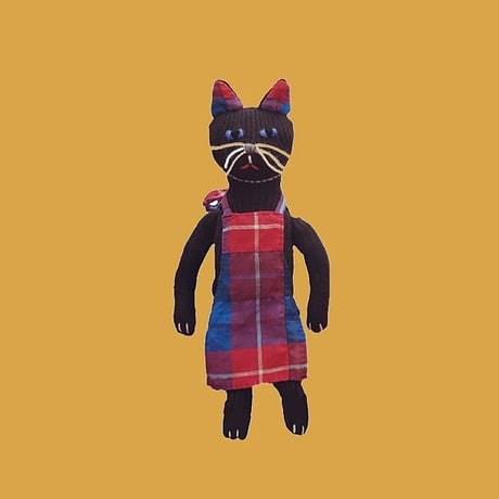 チェックのエプロンねこ