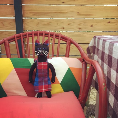 チェックのエプロンねこ