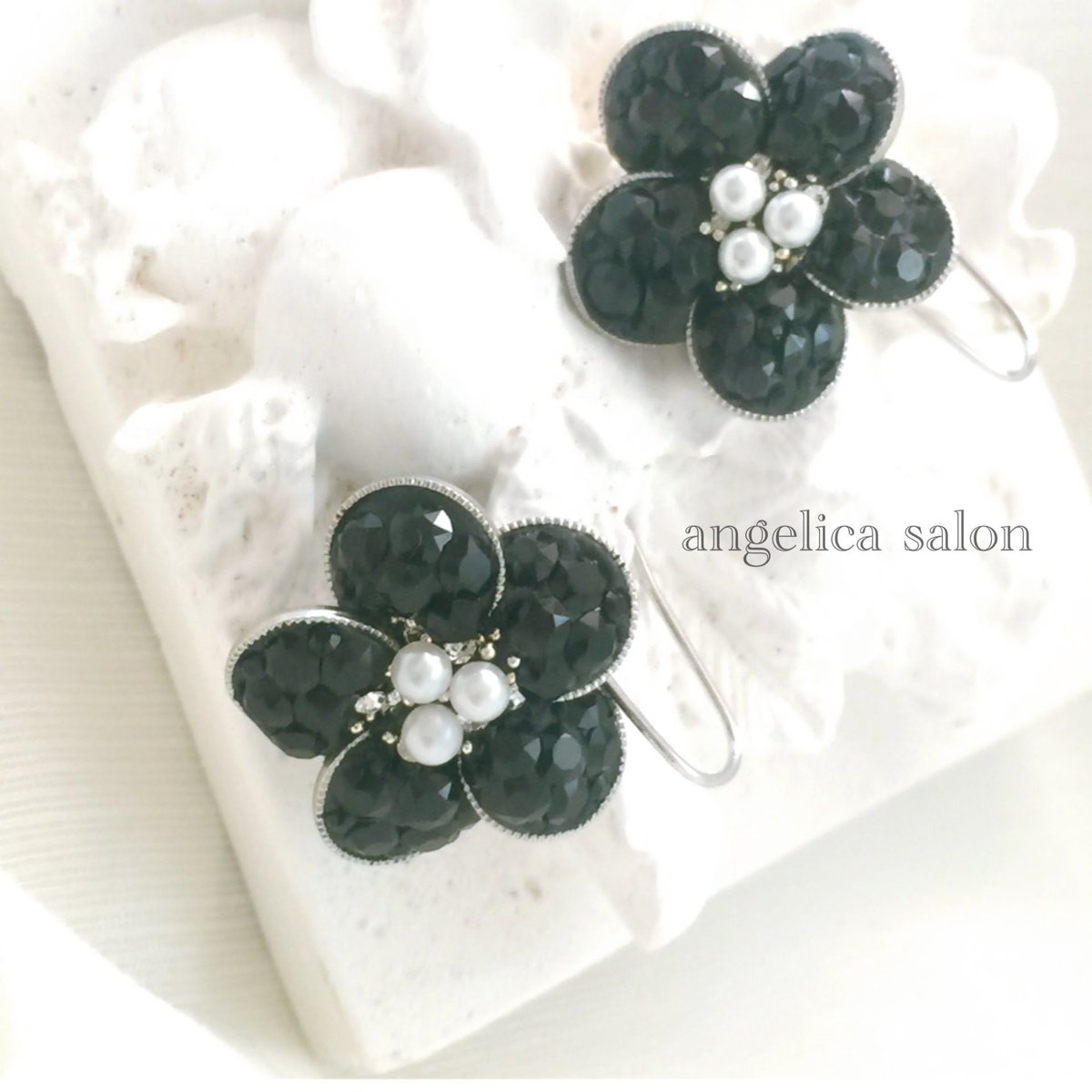 Swarovski 花モチーフ フックピアス Swarovski 花モチーフ フックピアス