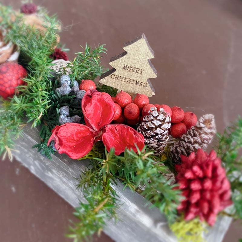 アンティーク調のクリスマスアレンジ、来年も飾れるのが嬉しい 