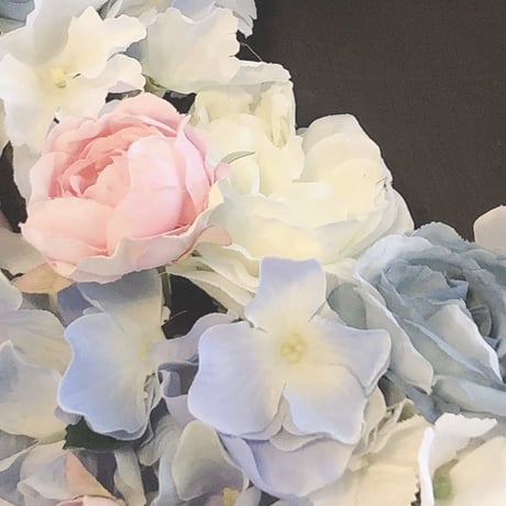 ブルーホワイト＆ピンク、バラと紫陽花のシャビーシックなふんわりリース・アーティフィシャルフラワー