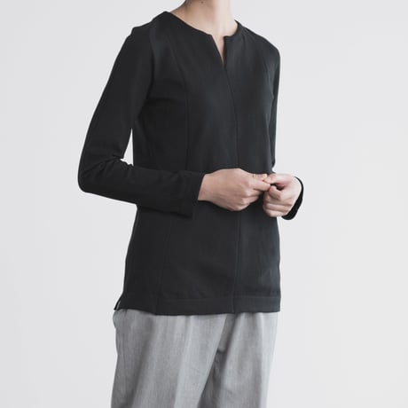Women's  V necked Sweater Black  (Vネックセーター・ブラック）