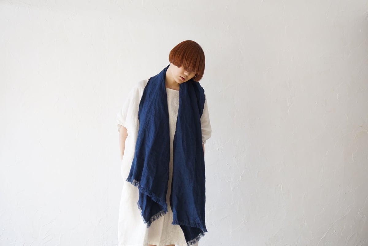 美品 トゥジュー 起毛リネン ロングアウター 羽織り ストール付き ネイビー 育てるストール ハーフ 起毛リネン ネイビー | KOMO