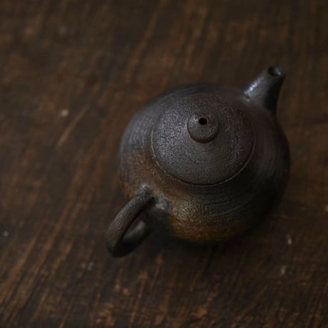 余白　茶壺B