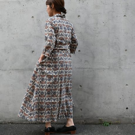 tita ハイネックギャザーワンピース ハンドプリント