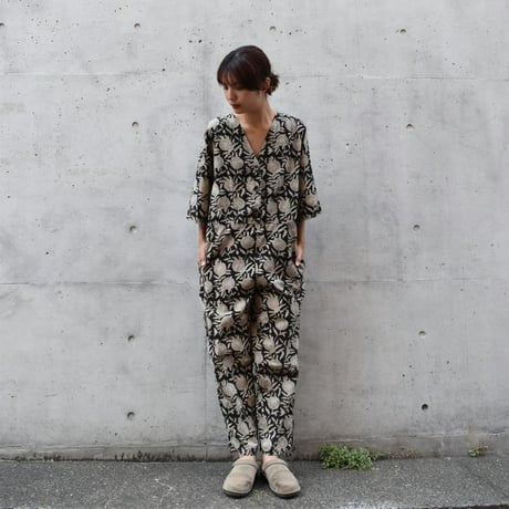 tita Vネックジャンプスーツ ハンドプリント