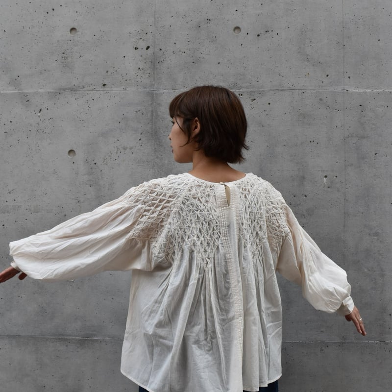 doux bleu｜ハンドスモッキング刺繍ブラウス doux bleu ハンドスモッキング刺繍ブラウス | pivoine