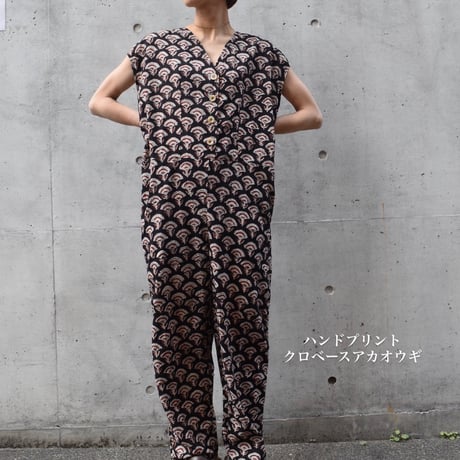 tita ハンドプリントVネックフレンチジャンプスーツ