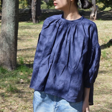 UNIVERSAL TISSU フレンチリネン袖口シャーリングブラウス