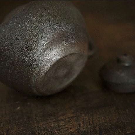余白　茶壺A