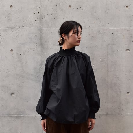 TISSU ナチュラルタイプライターモックネックシャーリングブラウス