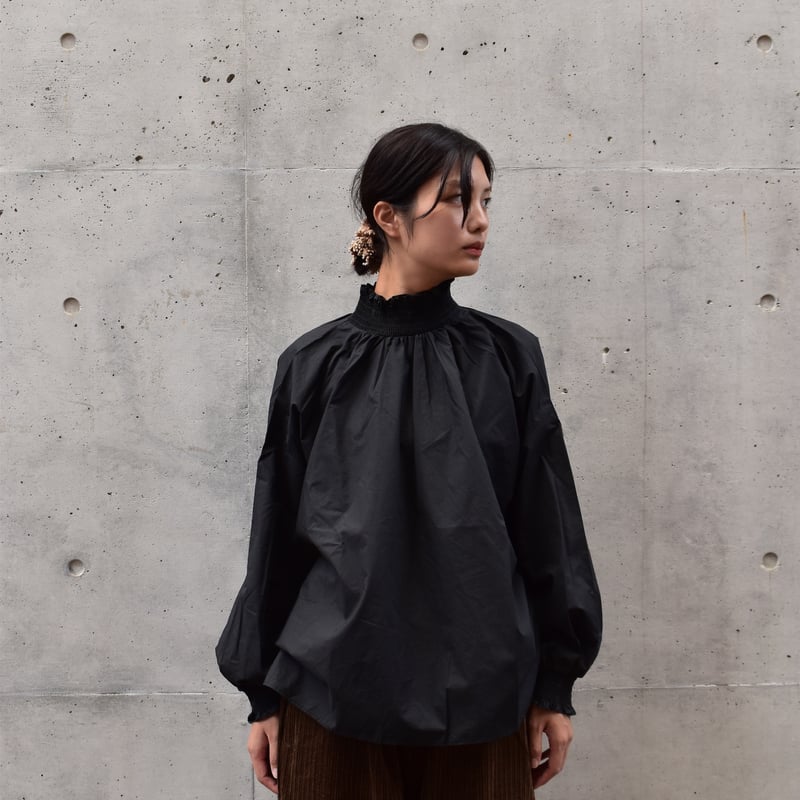 UNIVERSAL TISSU タイプライターシャーリングブラウス TISSU ナチュラルタイプライターモックネックシャーリングブラウス