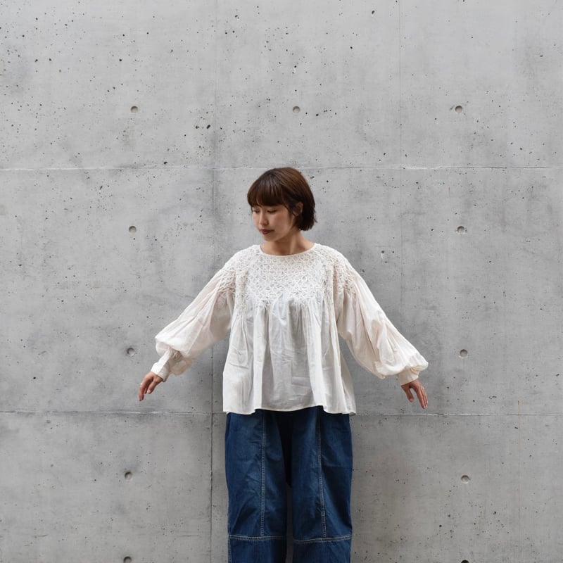 doux bleu ハンドスモッキング刺繍ブラウス | pivoine