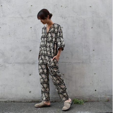 tita Vネックジャンプスーツ ハンドプリント
