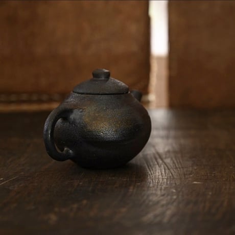 余白　茶壺B